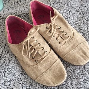 Cute beige shoe with lace up detail.